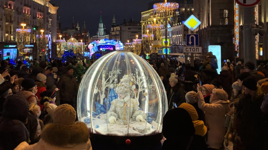 A photo of the living snow globe from Fool's Paradise for Christmas in Coalville 2022.