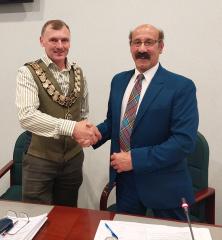 NWLDC Chairman 2022-23 Councillor Russell Boam receives the chains of office from outgoing Chairman Councillor Virge Richichi